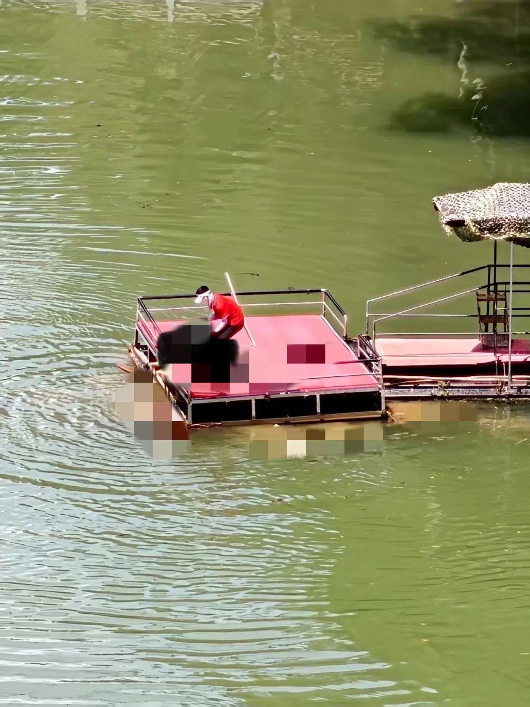 湖北一景区游客蹦极时坠入水中，目击者称坠落高度超40米，官方通报：游客无生命危险，景区暂停营业