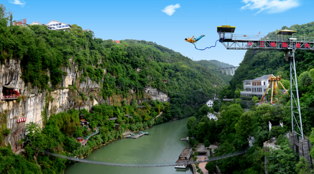 湖北一景区游客蹦极时坠入水中，目击者称坠落高度超40米，官方通报：游客无生命危险，景区暂停营业