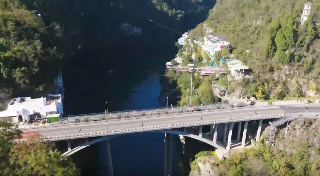 湖北一景区游客蹦极时坠入水中，目击者称坠落高度超40米，官方通报：游客无生命危险，景区暂停营业